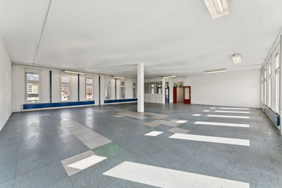 Viel Raum für Ihre Ideen  200 m² helle Gewerbefläche an bester Lage