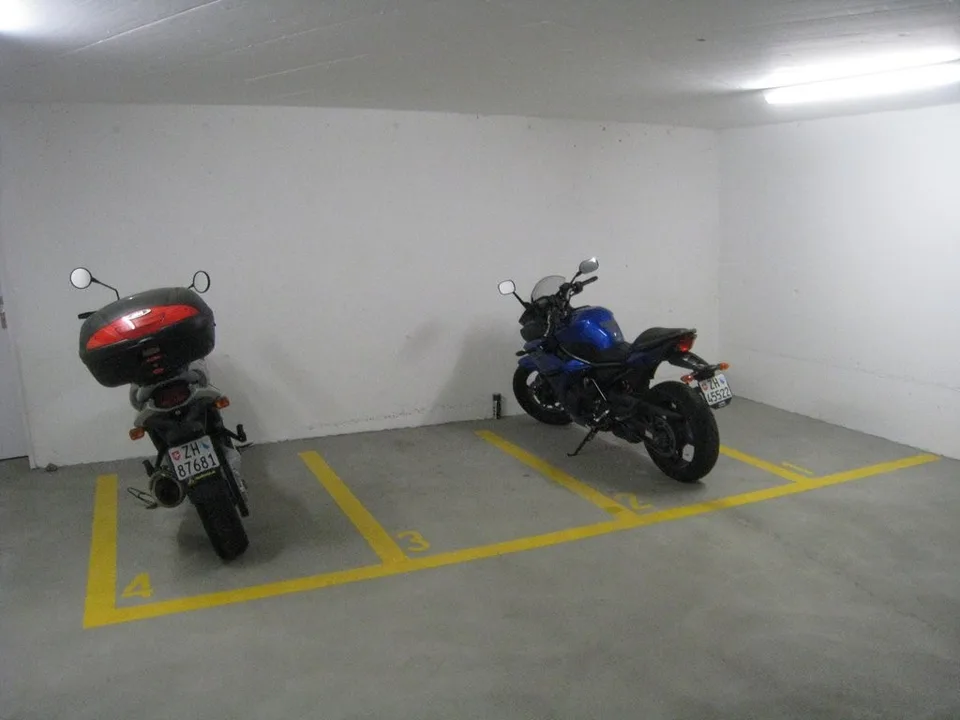 Places de stationnement pour motos à louer dans le garage souterrain