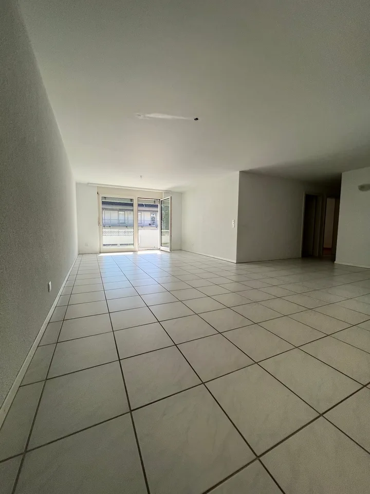 Appartamento per anziani - Appartamento di 3,5 locali luminoso con balcone orientato a sud-ovest nel centro del villaggio vicino al mercato Menzo