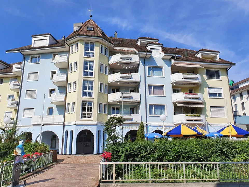 ALTERSWOHNUNG - Helle 3.5 Zimmer-Wohnung mit Balkon Richtung Südwest im Dorfkern beim Menzo Markt