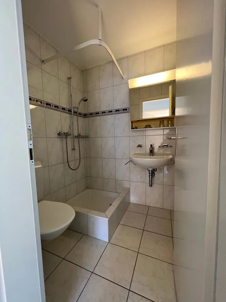 Appartamento per anziani - Appartamento di 3,5 locali luminoso con balcone orientato a sud-ovest nel centro del villaggio vicino al mercato Menzo