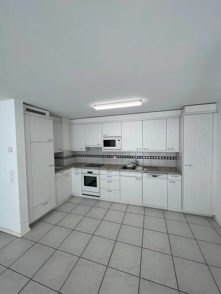 Appartamento per anziani - Appartamento di 3,5 locali luminoso con balcone orientato a sud-ovest nel centro del villaggio vicino al mercato Menzo