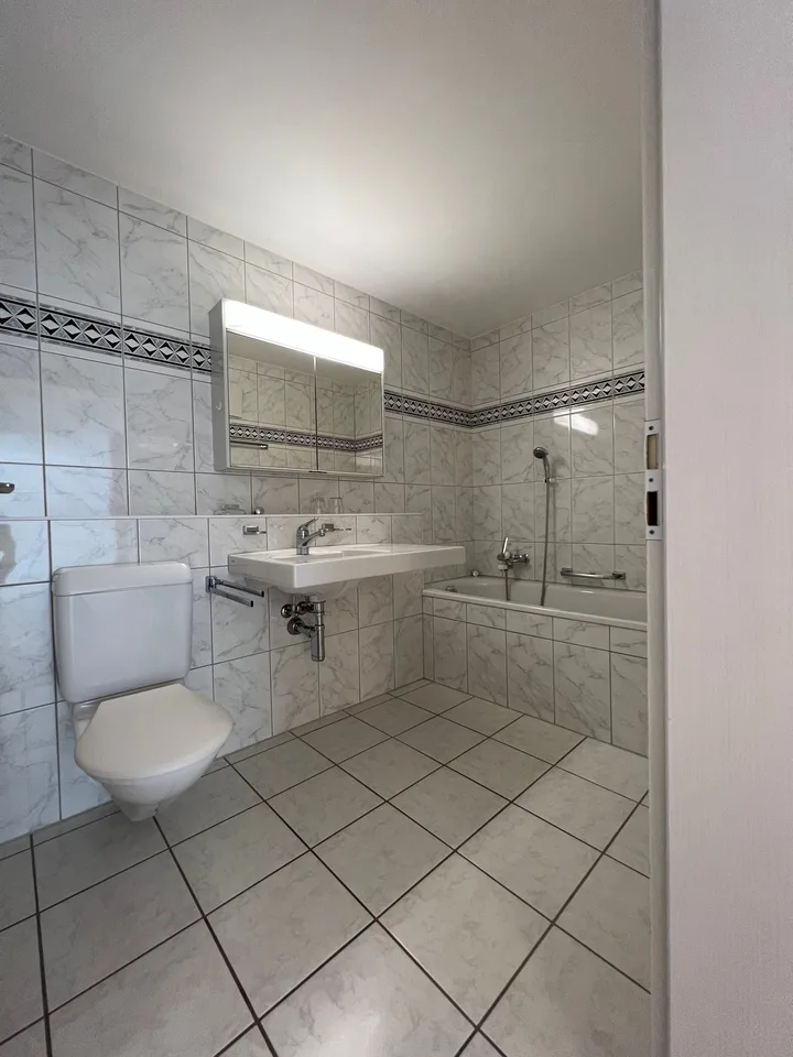 Appartamento per anziani - Appartamento di 3,5 locali luminoso con balcone orientato a sud-ovest nel centro del villaggio vicino al mercato Menzo
