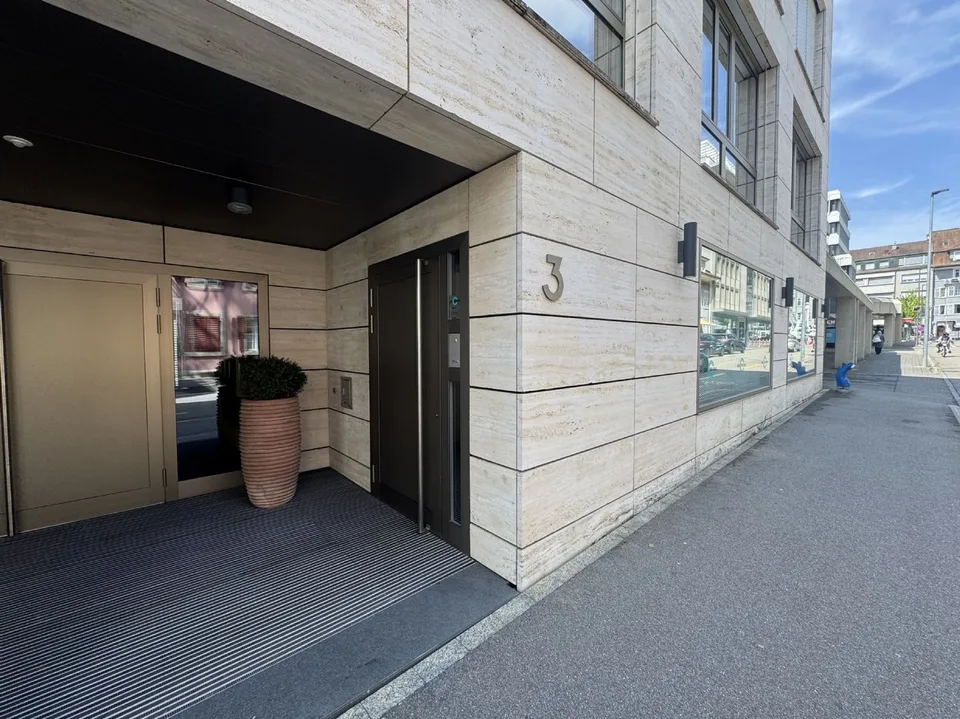 Spazio ufficio al piano terra ovest con terrazza giardino