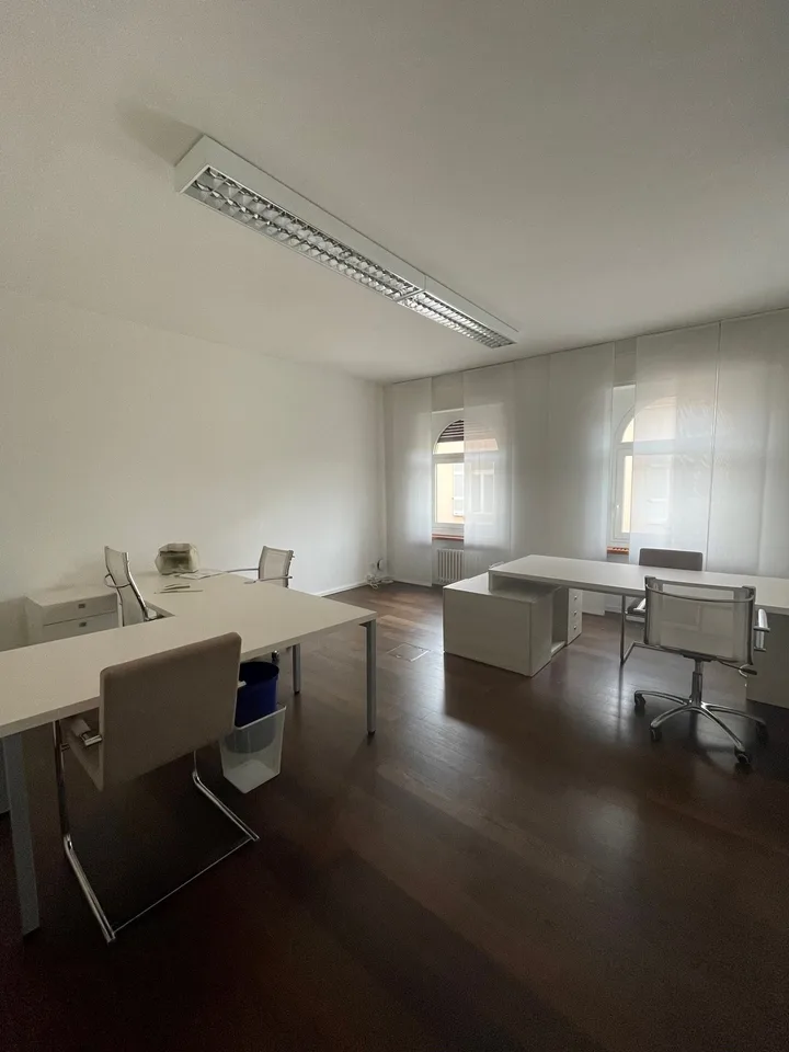 Wir vermieten ein Büro mit 5 Räumen in zentraler Lage in Chiasso