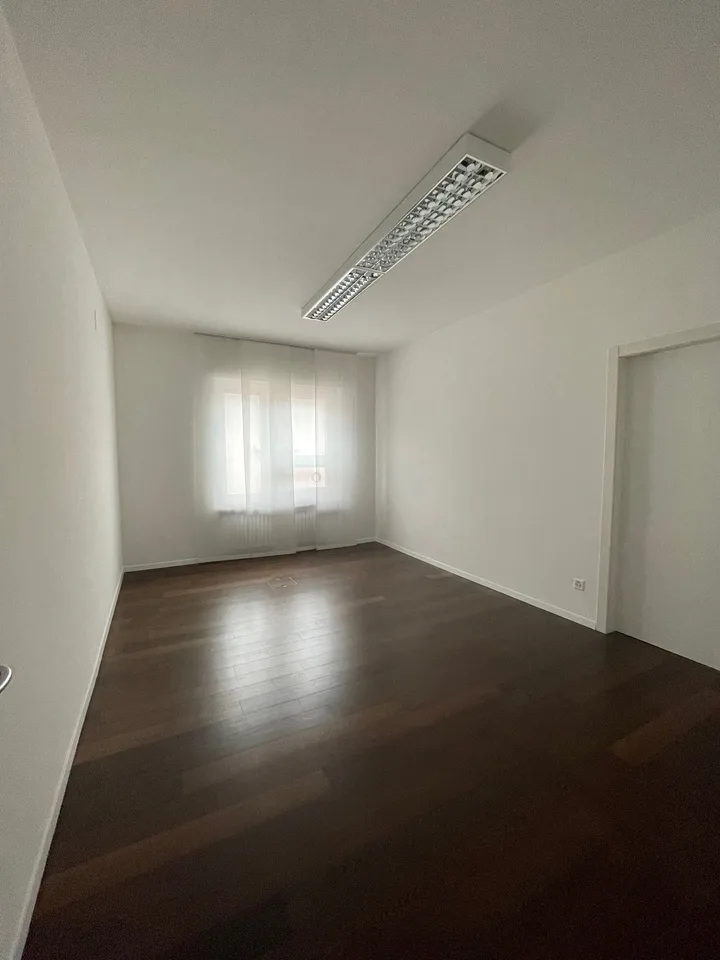 Affittiamo ufficio di 5 locali in posizione centrale a Chiasso – foto 6 di 8