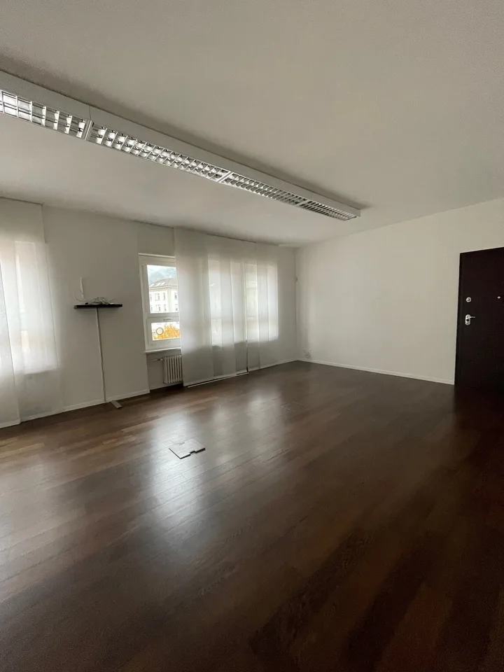 Wir vermieten ein Büro mit 5 Räumen in zentraler Lage in Chiasso