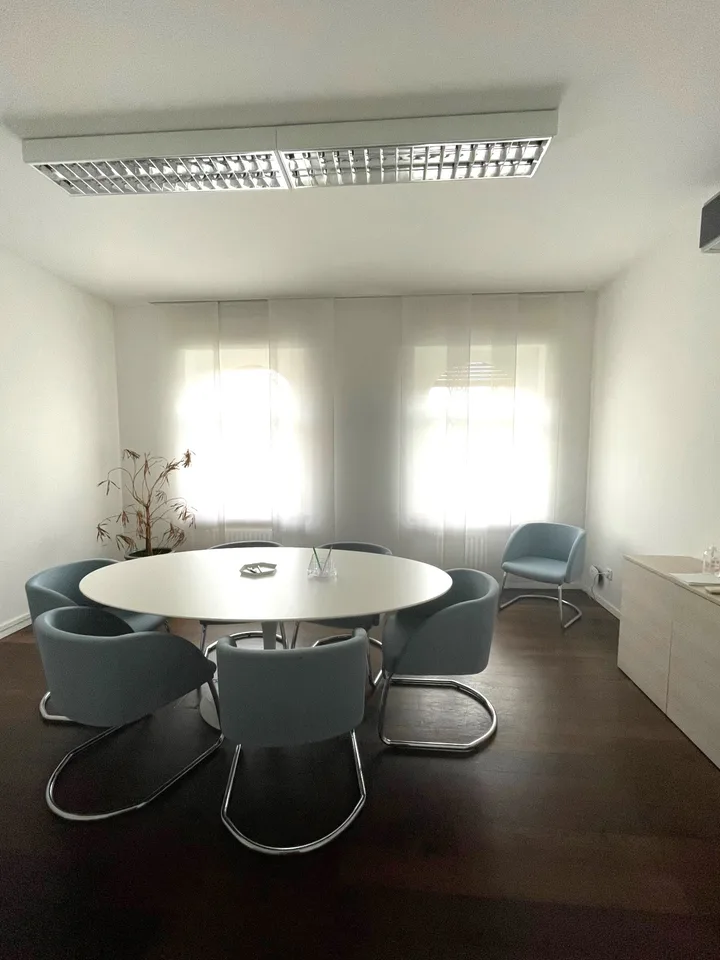 Wir vermieten ein Büro mit 5 Räumen in zentraler Lage in Chiasso