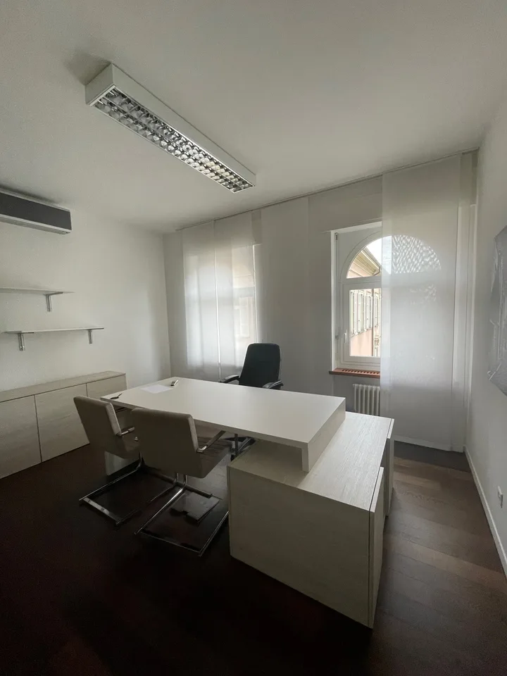 Wir vermieten ein Büro mit 5 Räumen in zentraler Lage in Chiasso
