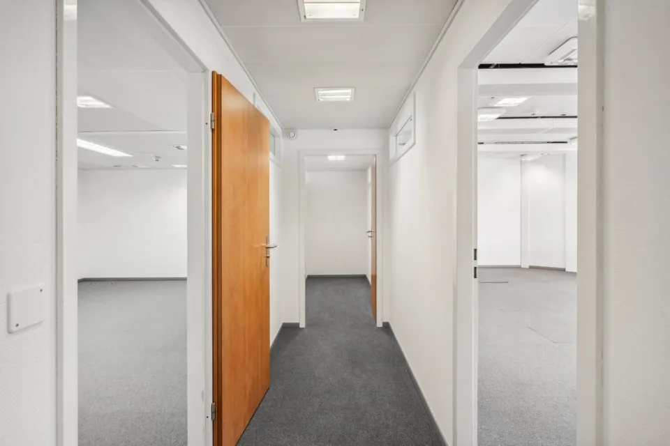 Das Gebäude verfügt über 2 Aufzüge, sicheren Zugang und ist mit Glasfaser ausgestattet. – Foto 7 von 13