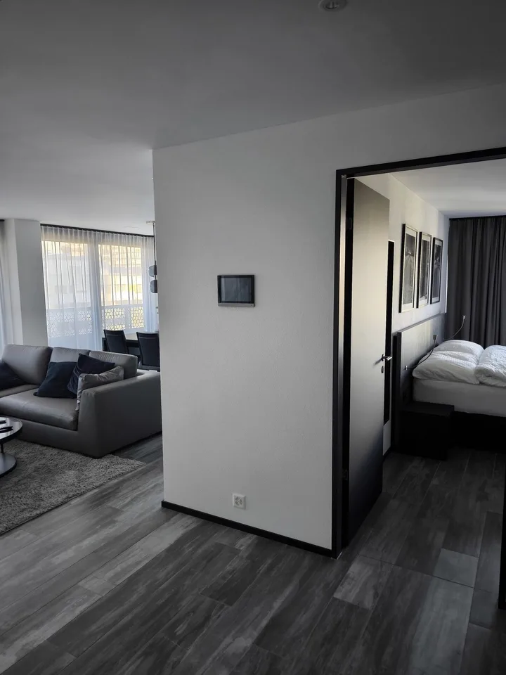 Exklusive, möblierte 2.5-Zimmerwohnung im Three Point Tower