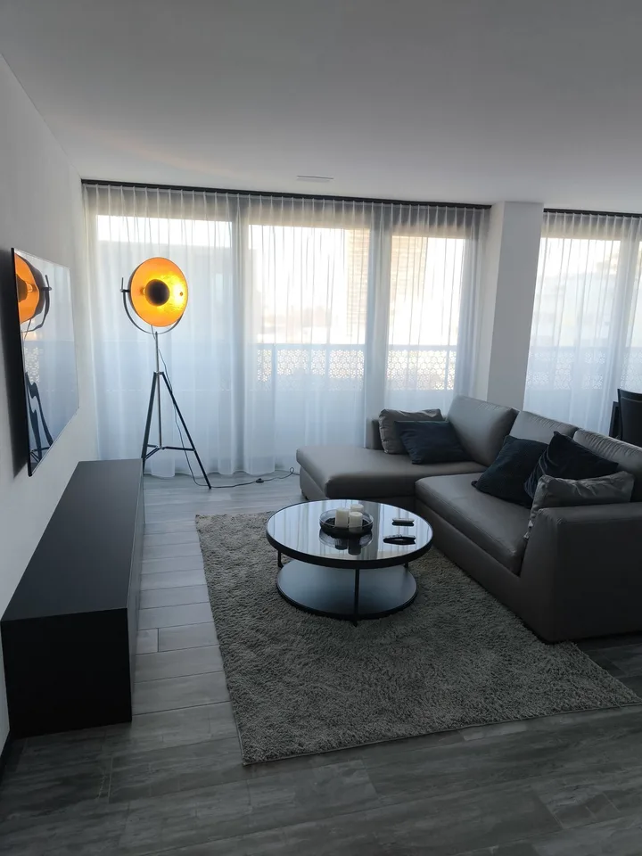 Exklusive, möblierte 2.5-Zimmerwohnung im Three Point Tower