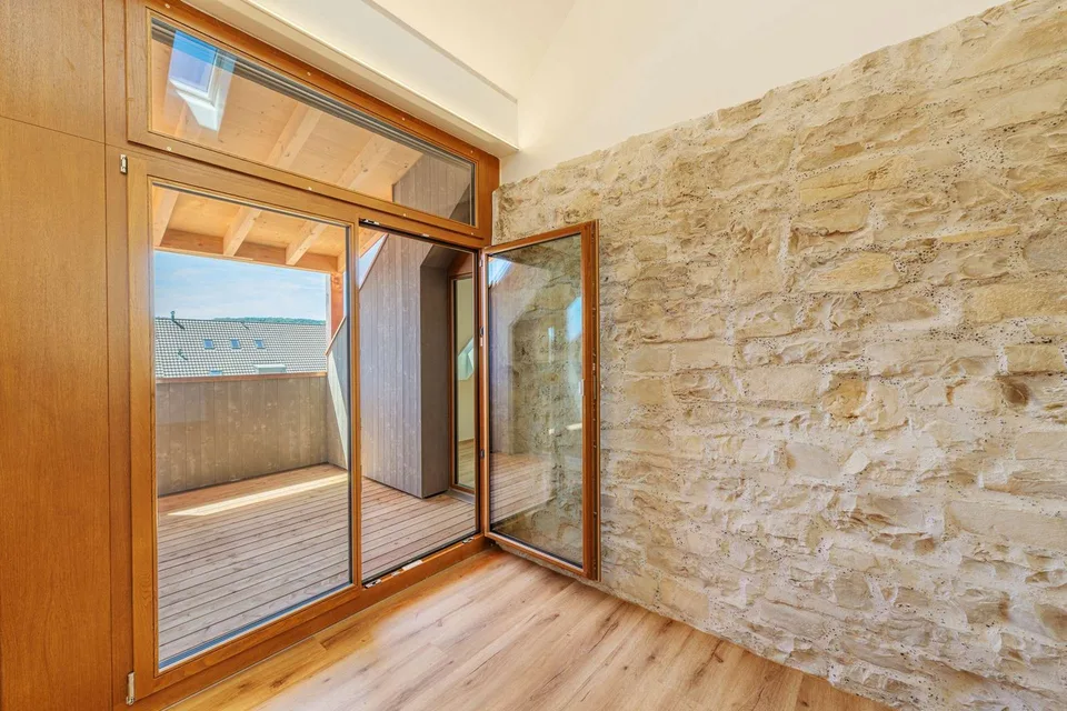 À Zinggen : Le charme de l'ancien bâtiment rencontre la qualité de vie moderne.