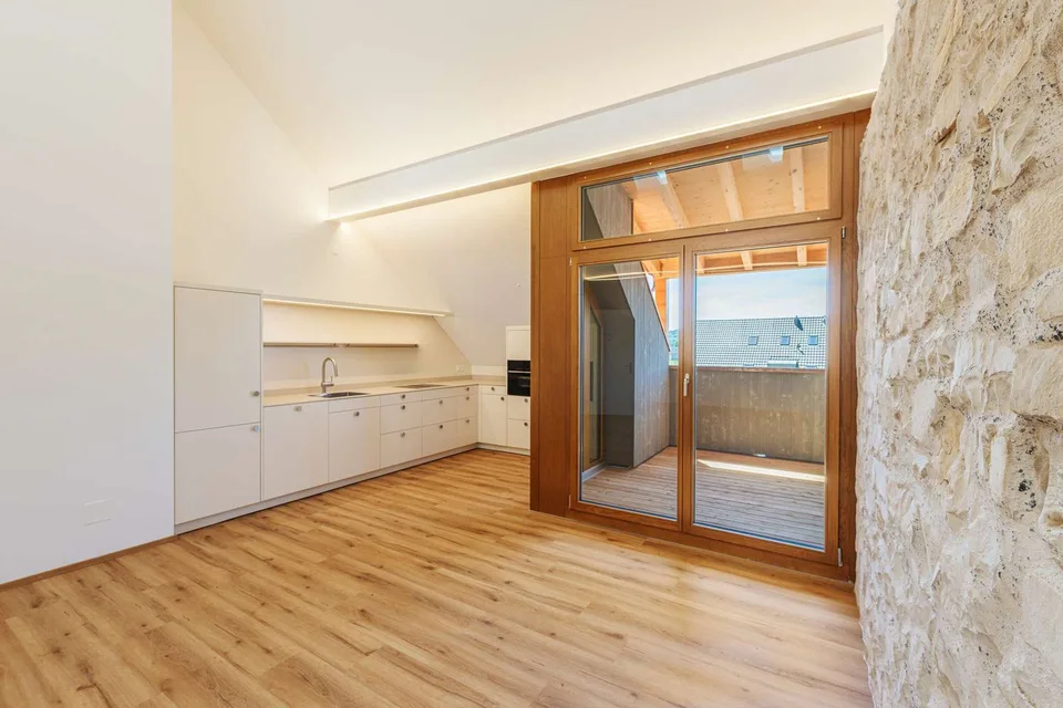 À Zinggen : Le charme de l'ancien bâtiment rencontre la qualité de vie moderne.
