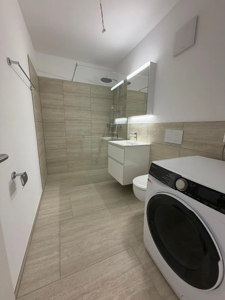 Appartamento 2.5 locali moderno in zona tranquilla a Bettwiesen - Disponibile immediatamente!