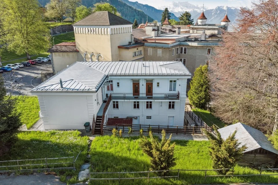 Mischgenutztes Gebäude in den Höhen von Montreux