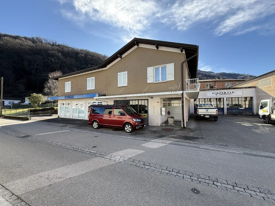 CASA DI 4.5 LOCALI CON GRANDE GARAGE E POSTEGGI