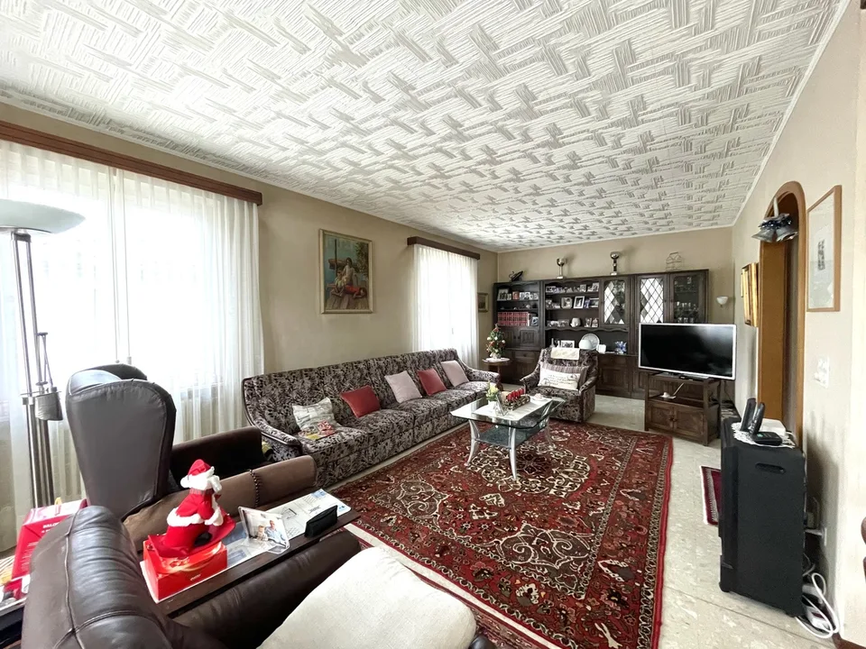 Haus mit 4,5 Zimmern, großem Garage und Parkplätzen