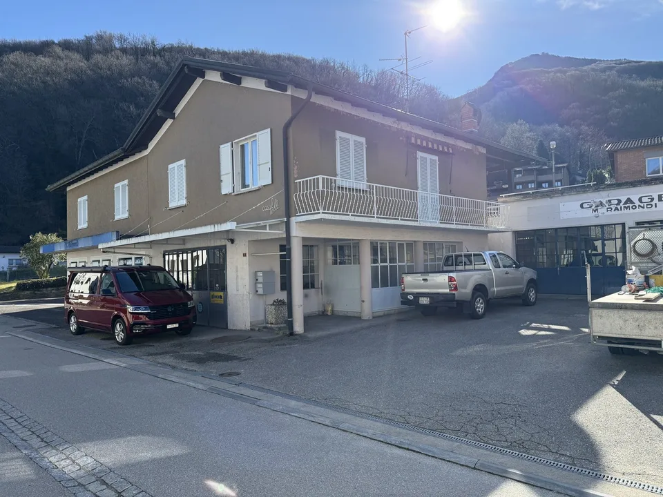 Haus mit 4,5 Zimmern, großem Garage und Parkplätzen