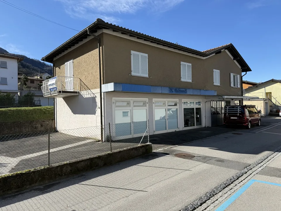 Haus mit 4,5 Zimmern, großem Garage und Parkplätzen