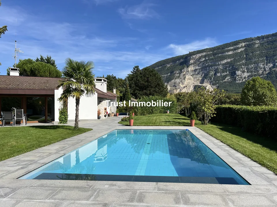 VESSY : VILLA D'ARCHITECTE RÉNOVÉE AVEC VUE SALEVE