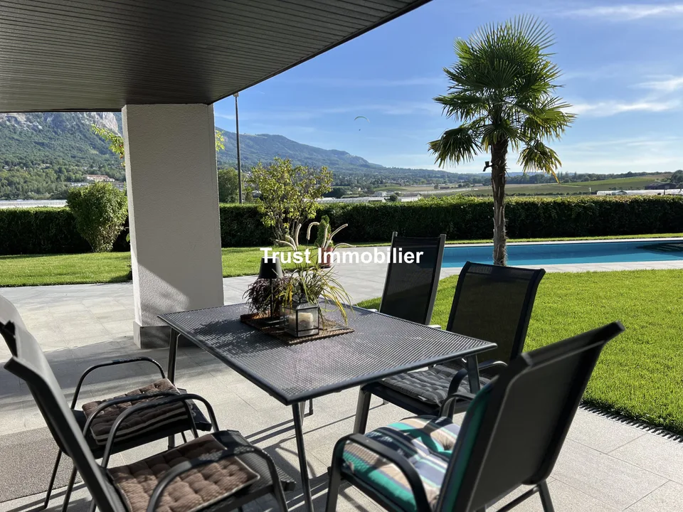 VESSY: VILLA D'ARCHITETTO RISTRUTTURATA CON VISTA SALEVE