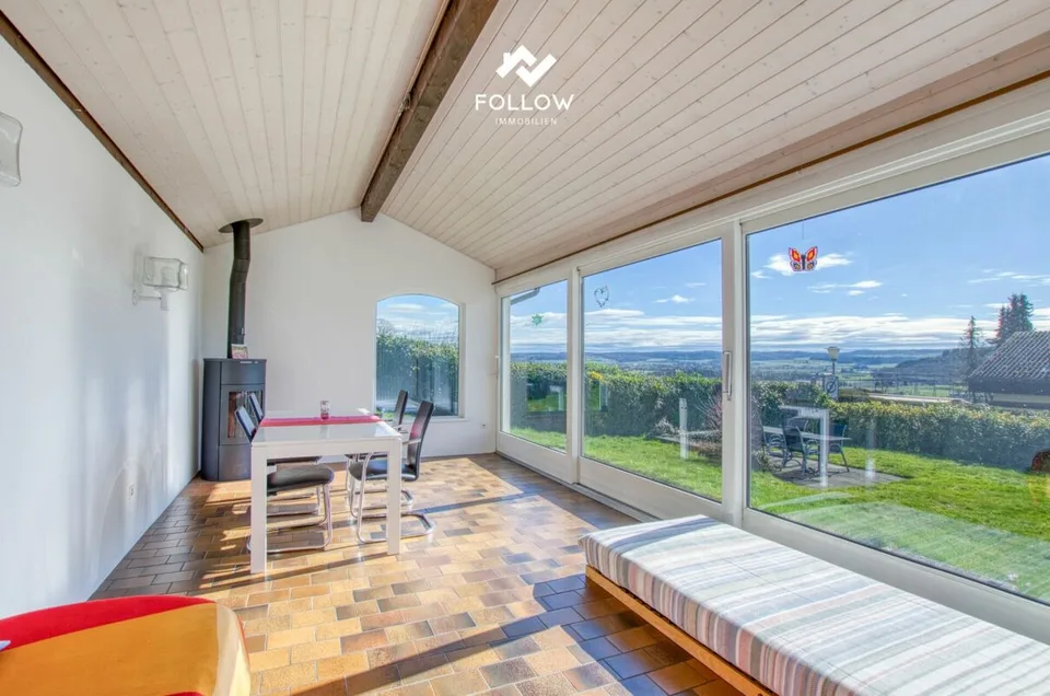 Vivere con una vista panoramica, casa a due famiglie in una posizione ideale in collina