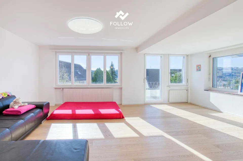 Vivere con una vista panoramica, casa a due famiglie in una posizione ideale in collina