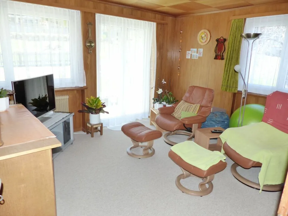 Grosses 9 Zi.- Einfamilienhaus mit viel Potenzial an traumhafter Lage