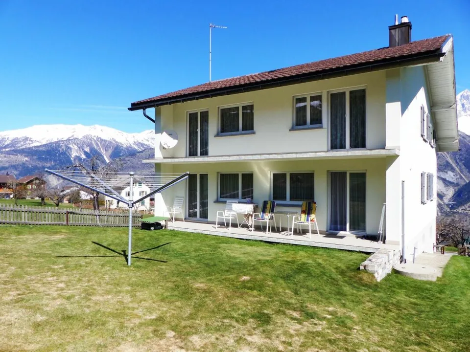 Grosses 9 Zi.- Einfamilienhaus mit viel Potenzial an traumhafter Lage