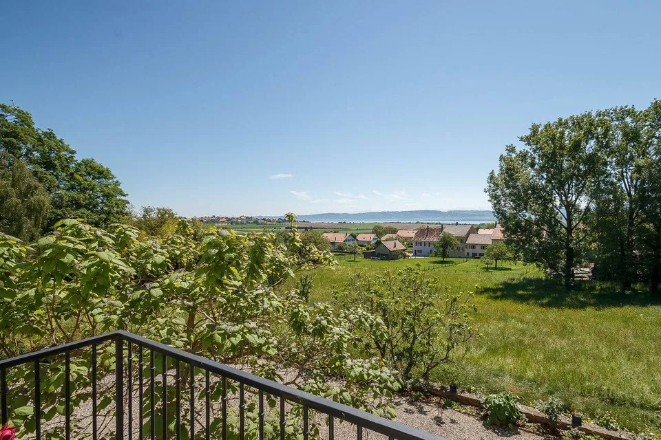 Beautiful mansion in the heart of the North Vaudois vineyards