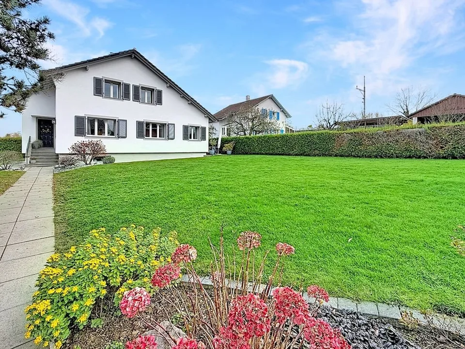 Bella proprietà rinnovata con cura e grande giardino alberato