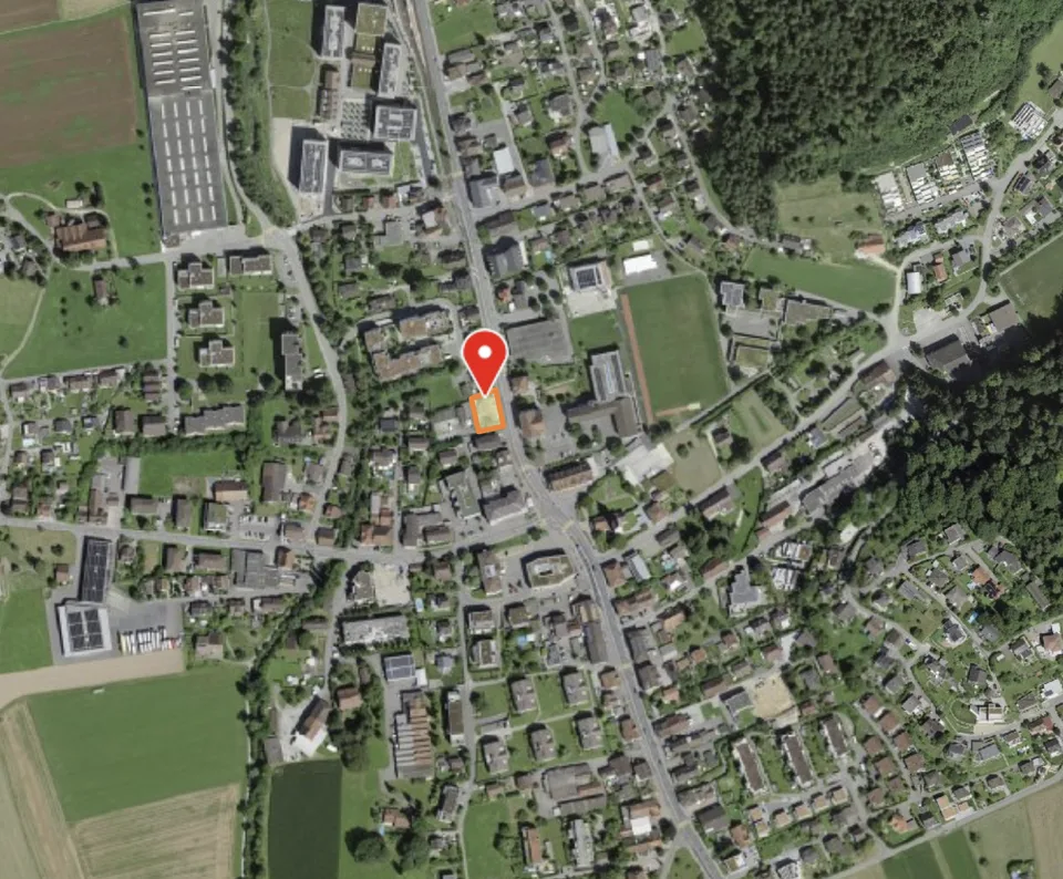 Unterkulm : Maison multifamiliale avec garage / abri