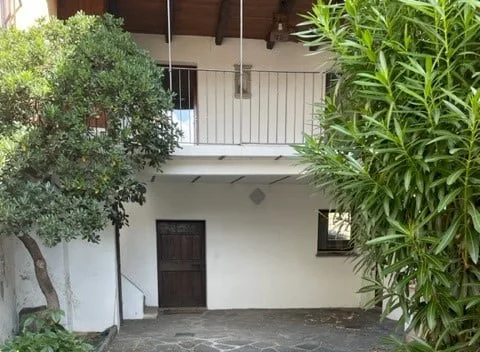 Stabile a reddito con possibilità di trasformazione in casa unifamiliare