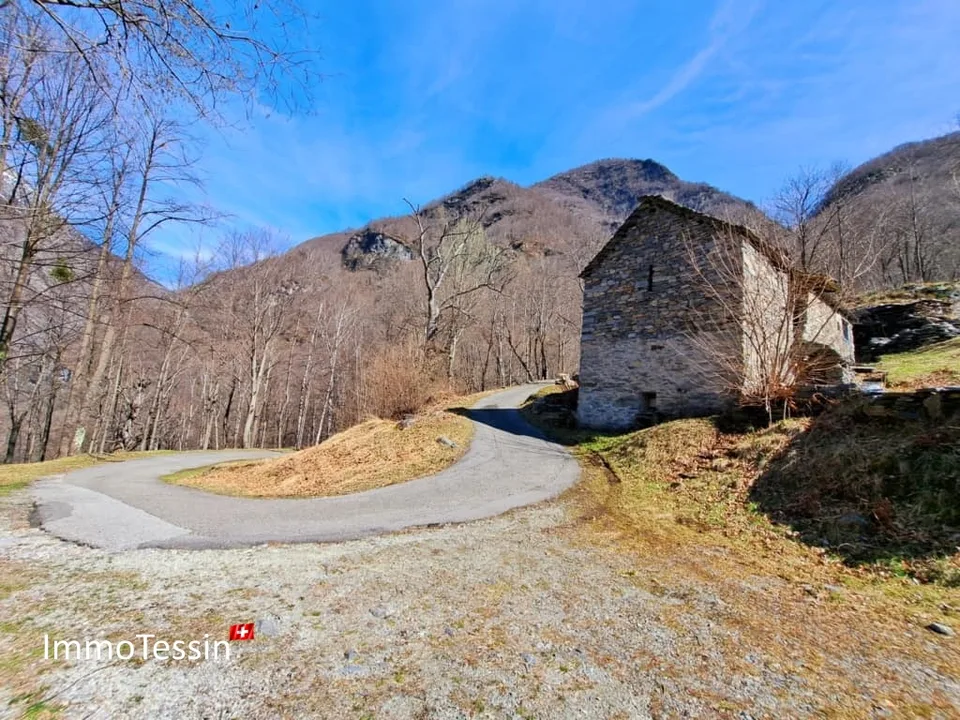 Rustico an aussergewöhnlicher Alleinlage inmitten eines 10`000 m2 Grundstückes