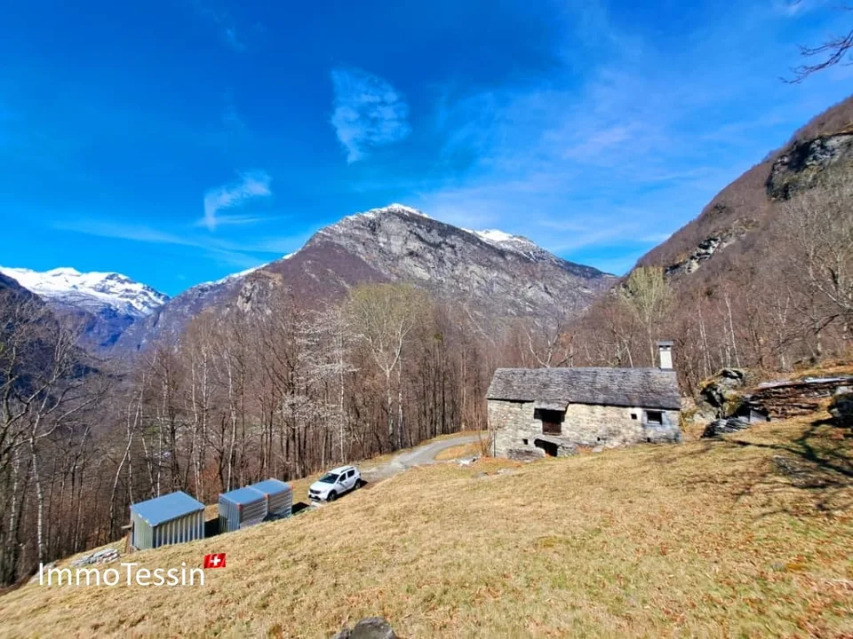 Rustico an aussergewöhnlicher Alleinlage inmitten eines 10`000 m2 Grundstückes