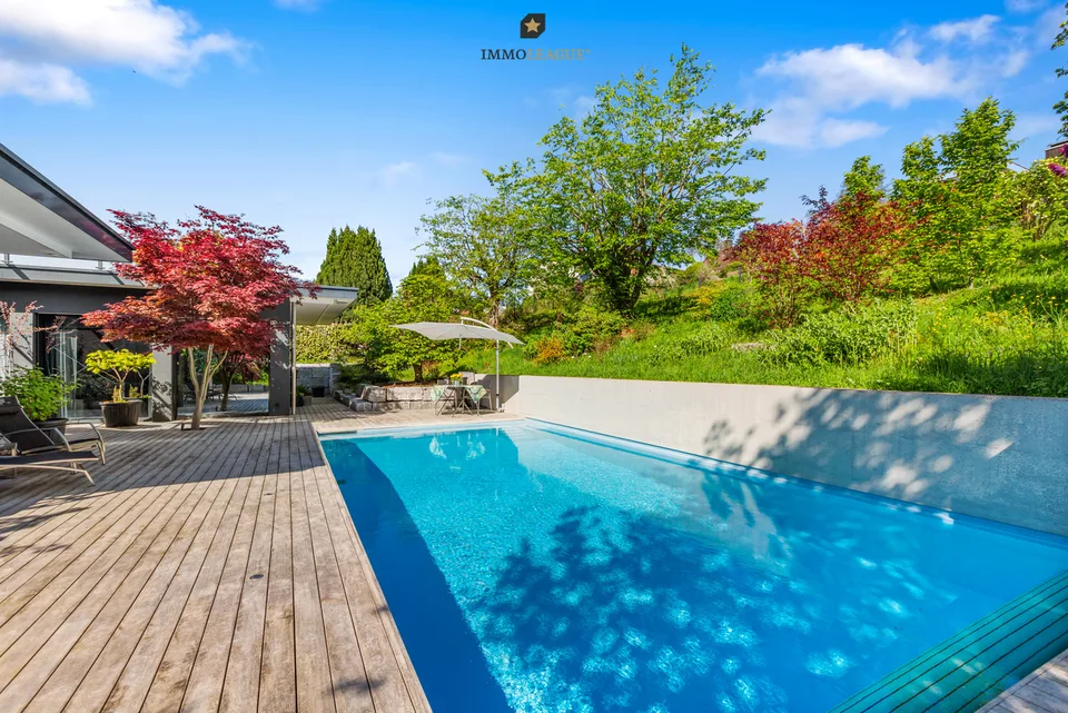 Architektenvilla mit Atrium, Pool und Panoramaseesicht.