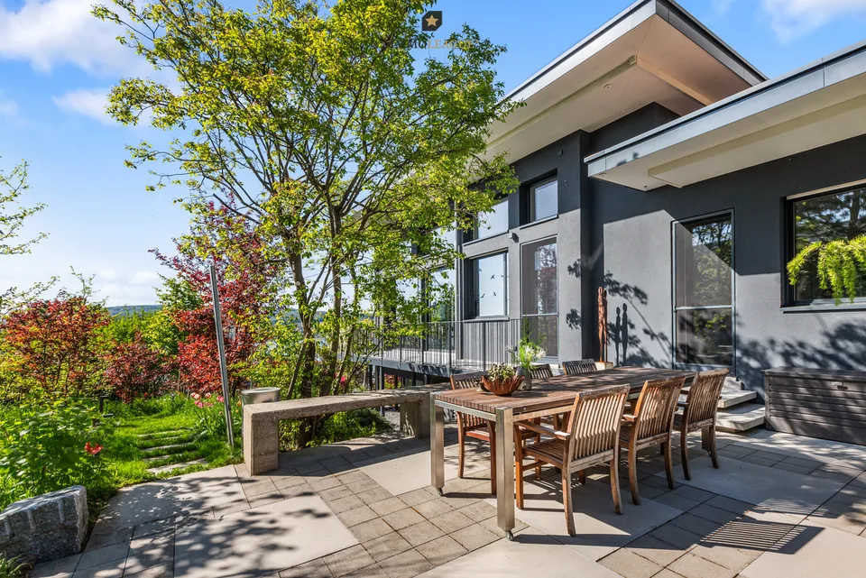 Architektenvilla mit Atrium, Pool und Panoramaseesicht.