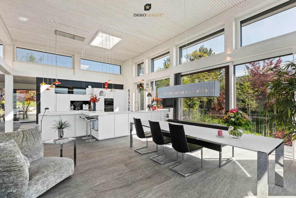 Architektenvilla mit Atrium, Pool und Panoramaseesicht.
