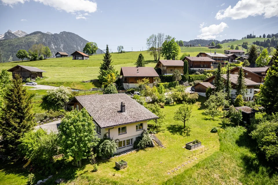 Einmaliges Architektenhaus auf grosszügiger Parzelle in Zweisimmen zu verkaufen – Foto 11 von 13