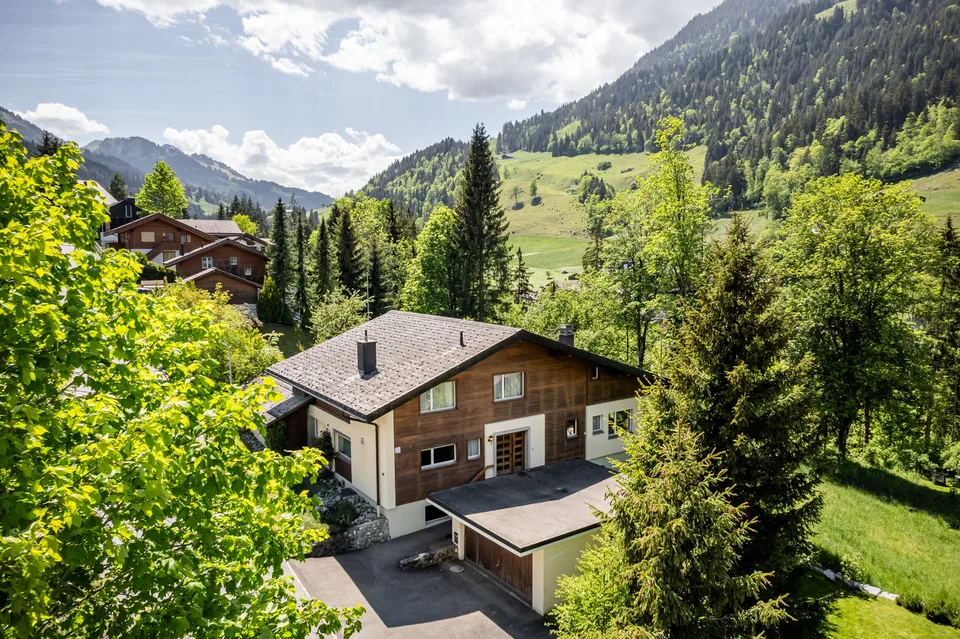 Einmaliges Architektenhaus auf grosszügiger Parzelle in Zweisimmen zu verkaufen – Foto 12 von 13