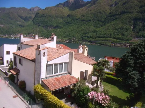 Casa con parziale vista lago a Riva San Vitale