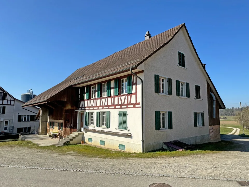 Landwirtschaftliches Anwesen mit Bauernhaus, div. Ökonomiegebäude und Wiesland , mit viel Potential