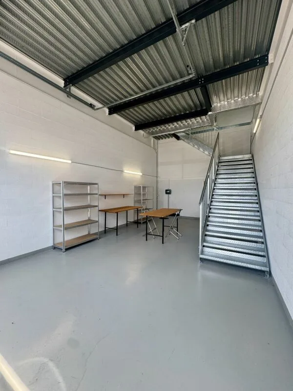 Halle artigianale o industriale su due livelli