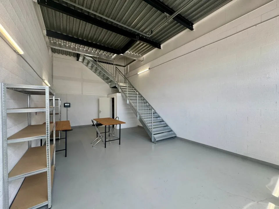 Halle artigianale o industriale su due livelli