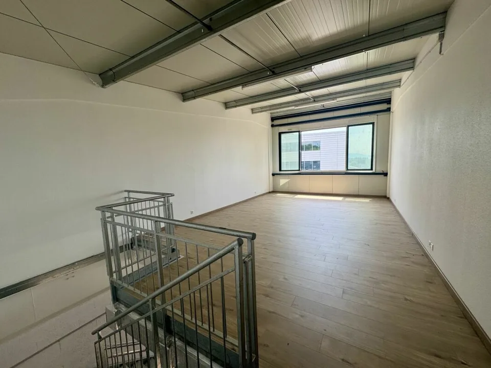 Halle artigianale o industriale su due livelli