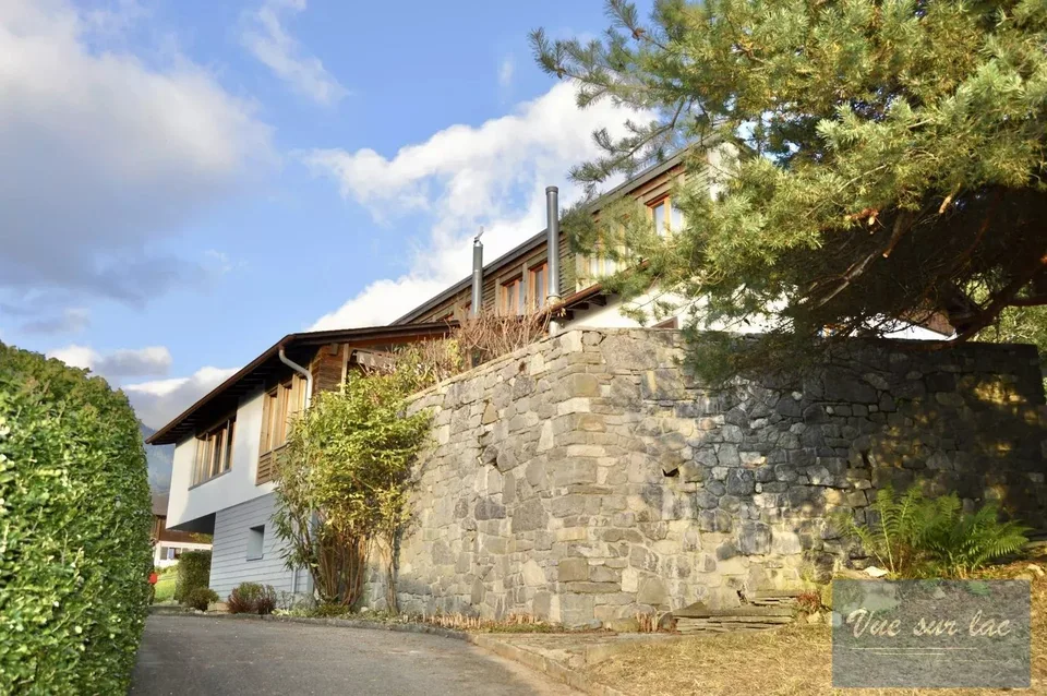 Casa familiare degli anni '60, con vista sul lago.