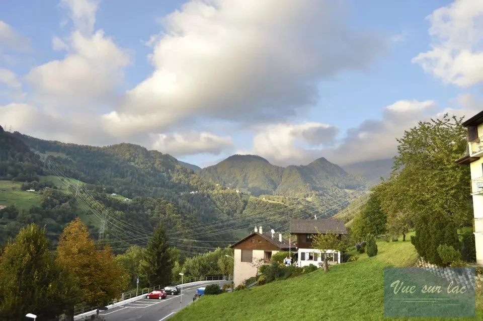Casa familiare degli anni '60, con vista sul lago.
