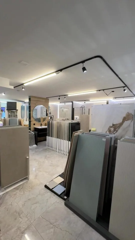 Surface commerciale de 100 m² rénovée avec visibilité exceptionnelle