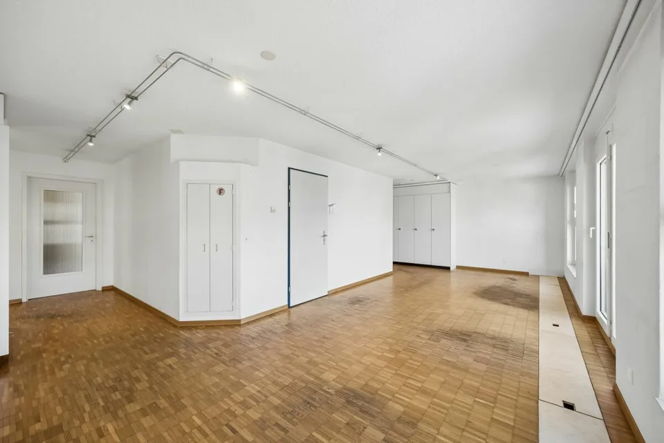 Attractive commercial spaces with archive rooms and parking hall